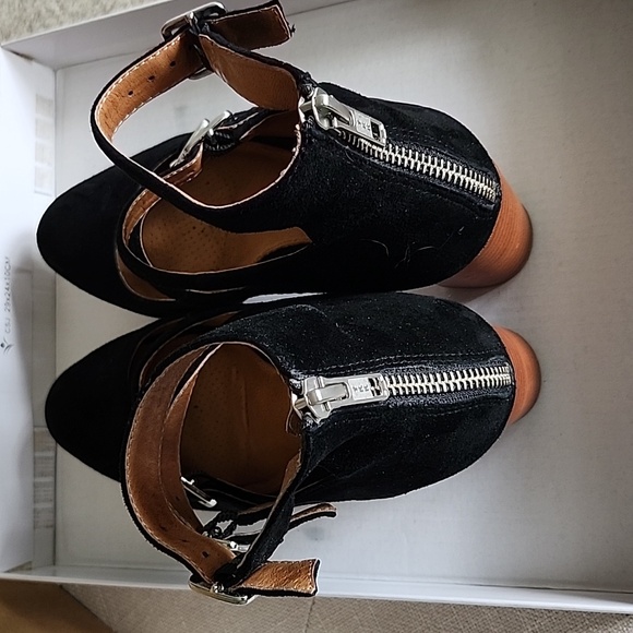 Block heel strappy shoes - Picture 3 of 8